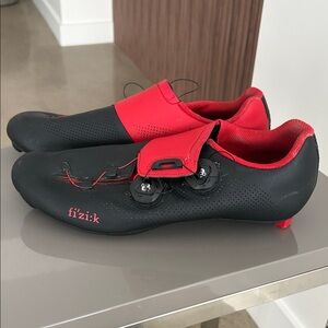 Fi’zi:kBlack and Red Cycling Shoes